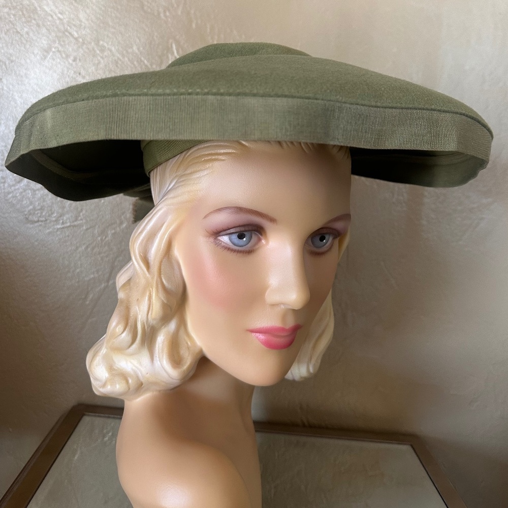 DELIGHTFUL 1940s' SAGE GREEN FELT WIDE BRIM HAT WITH GROSGRAIN EDGING + BOW